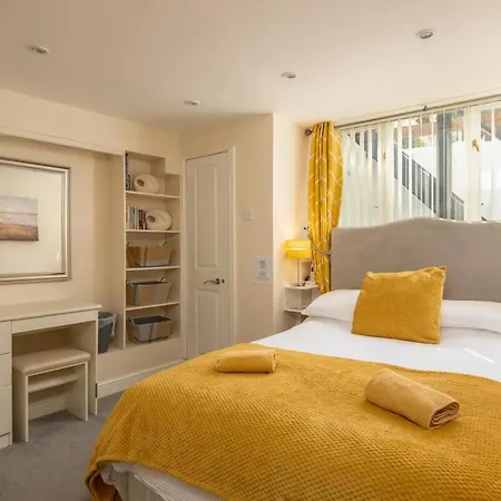 Watersedge Apartment *